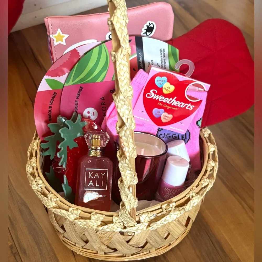 Valentine’s Day gift basket spa set edu de parfum socks nail polish face mask - Picture 2 of 16